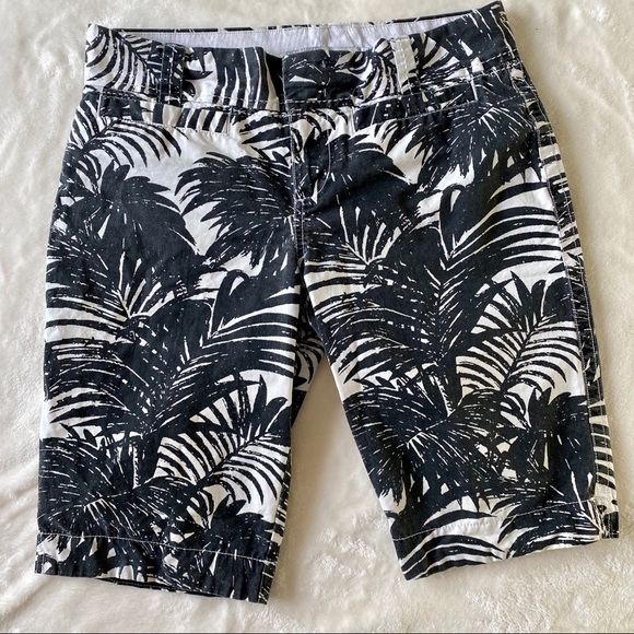 Old Navy‎ Mid-Rise Cotton Palm Print Bermuda Shorts - Picture 1 of 4